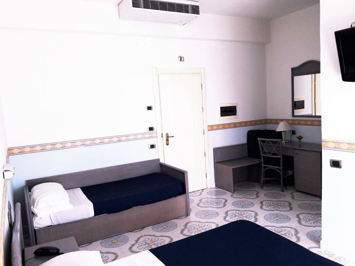 Hotel Stella Maris Casal Velino Habitación foto
